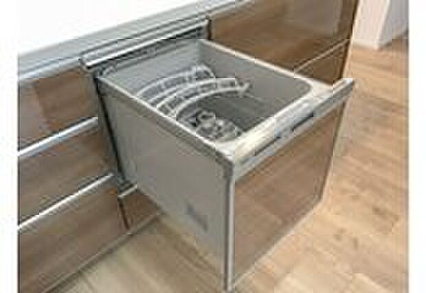 【食器洗浄乾燥機】ビルトイン食器乾燥洗浄機搭載。乾燥まで自動でしてくれるため調理スペースが広がるほか見た目もすっきりします。（画像はイメージ）