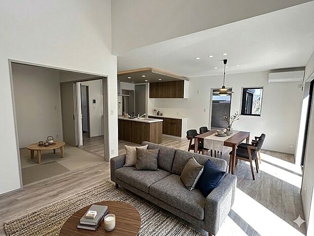 【【2号地／リビング】】洋和室の扉を開放すると、24.7帖の開放的な空間に。南面からたっぷり陽射しが降り注ぐLDKです。※内観完成予想図※掲載の家具・小物はCG加工したもので、販売価格には含まれておりません。