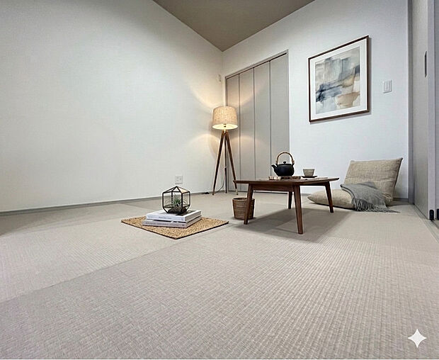 【【2号地／洋和室】】LDの2方向から出入りできる洋和室。お子様を遊ばせるスペースとしてピッタリ。キッチンやリビングからお子様を見守ることが可能。収納もあります。※2026年1月撮影