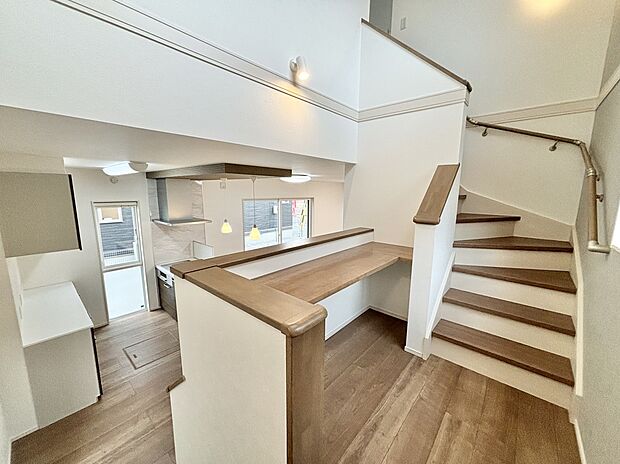 【【スキップフロア】~当社施工例~】ファミリーライブラリーとしても使用できるスキップフロアは家族みんなが自由に使える図書館のような場所。読書や仕事、お子様と一緒に勉強するなど使い方自由自在!