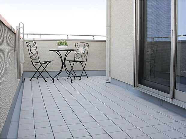【バルコニー】2階のバルコニーは、戸建ならではの自由な使い勝手の良さが魅力です。周囲の目を気にせず洗濯物を干したり、家事の合間にお茶を楽しんだり。家族みんなが満足のオープンスペースです。(画像はイメージです)。