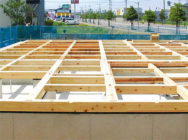 【ひのき土台・集成材】シロアリを寄せ付けにくい、耐久性に優れたヒノキ土台を採用。また、柱には高品質の集成材を採用。集成材は安定した強度を持ち、耐震性、耐久性に高い強い家を生み出します。