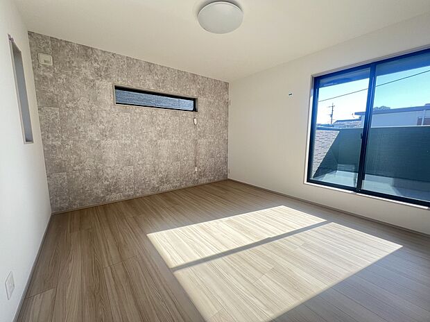 【寝室<1号地>】8帖の寝室からバルコニーへ出られます。照明器具も最初から完備されてます。