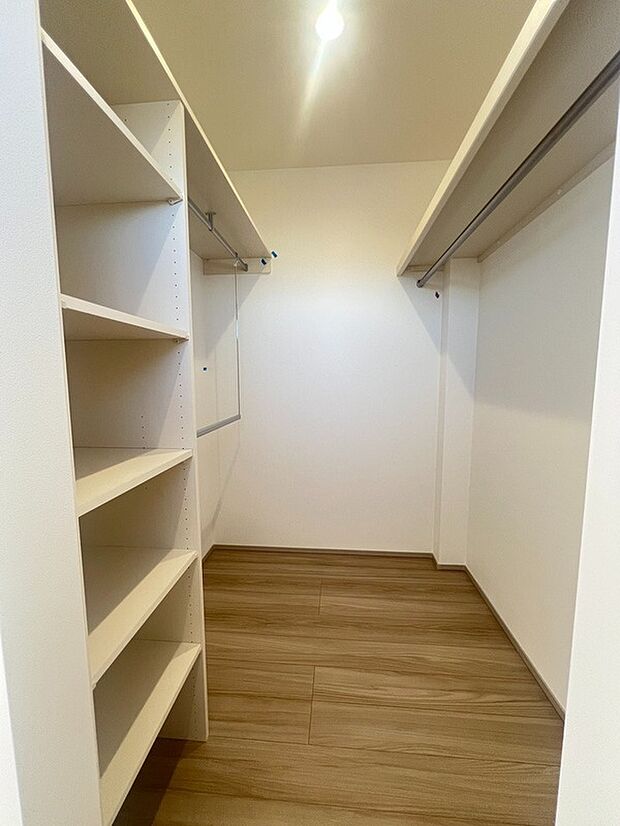【ウォークインクローゼット<1号地>】2階の寝室に隣接するウォークインクローゼットは収納たっぷり!