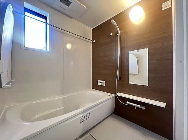 【ユニットバス】TOTOの1616サイズユニットバス。浴室乾燥暖房機付き、足を延ばして入れる断熱浴槽、壁にはマグネットもくっつきます。