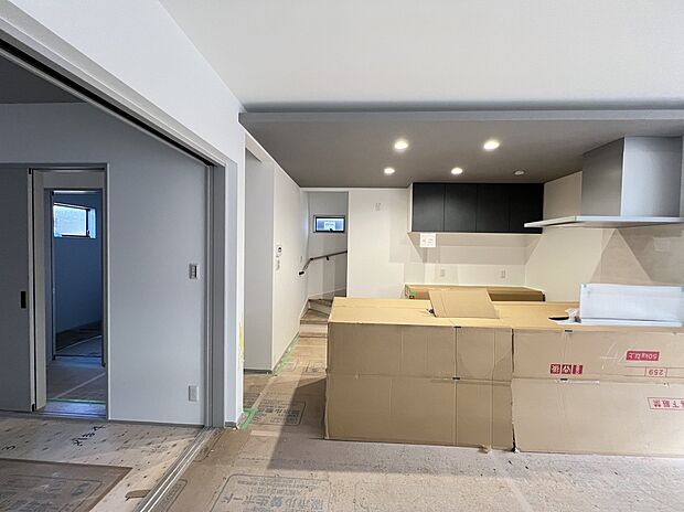 【LDK※建築中】＜2号地＞キッチンの上部は間接照明が入ります。