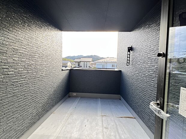 【バルコニー※建築中】＜2号地＞屋根付きバルコニーは雨が降ってきても洗濯物も安心★