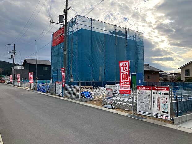 【前面道路含む現地写真】現地（2026年2月）撮影
建設中の現地。前面道路も広く、開放感を感じます。利便施設が充実したエリアの閑静な住宅街に間もなく完成します。まずはお気軽にお問い合わせください