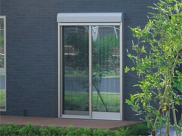 【シャッター雨戸】大切な家と家族を守るシャッター雨戸は、ロックを内側からしかはずせないから防犯性に優れ、台風などにも安心です（画像はイメージ）。