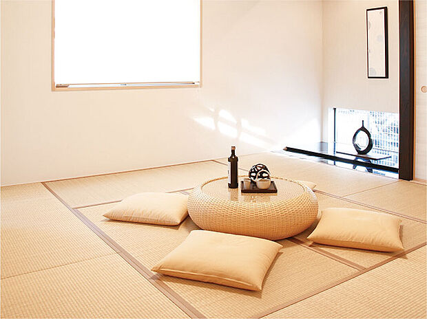 【和室】畳の香りとい草の肌触り。ゴロリといつでも横になって手足をのばせる和室は、私達にとって居心地のよい癒しの空間です。客間や趣味の部屋としてなど様々な用途に使えます（画像はイメージ）。