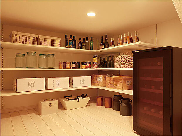 【基礎内収納】リビングに面したスキップフロアの下には、半地下の収納スペースがあります（画像はイメージ）。