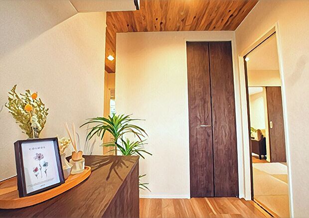 【玄関】■作り付けの玄関収納
■家族の靴もたっぷり収納可能です
■シューズクローク
■ベビーカー、アウトドアグッズなどもたっぷり収納出来ます