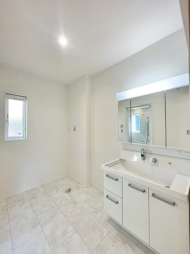 【洗面台】鏡の裏にたっぷり収納できる３面鏡タイプ。歯ブラシや化粧品を隠して、生活感のないスッキリした空間に。コンセント付きでドライヤーやシェーバーも使いやすく、忙しい朝の身支度もスムーズです。