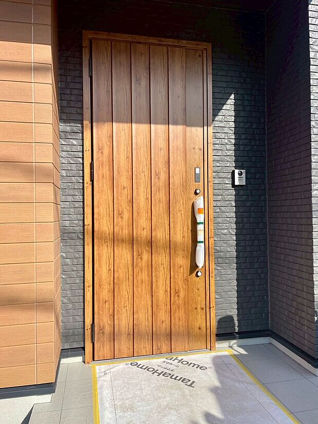 【玄関】荷物で手がふさがっていても指一本で開錠できる「タッチキー」搭載。天井まである大容量シューズボックスで、家族全員の靴をスッキリ収納し、美しくお出迎えします。