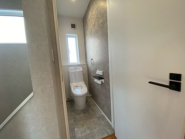 【トイレ】LIXIL製を採用。フチのない形状に加え、強力な水流で汚れを洗い流すので日々の掃除がラクラク。シンプルで使いやすく、いつでも清潔な空間を保てるのが嬉しいポイントです。