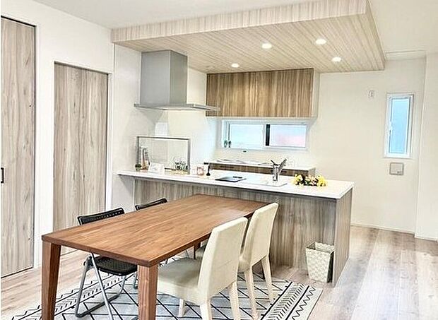 【リビング】高級感のあるフロアはお掃除もしやすく人気のフロア。家族が集まる憩いの場のリビングは、随所に窓を設けており、日当たり・通風良好です。（画像はイメージです。）