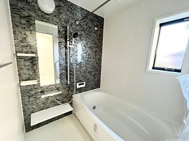 【浴室換気暖房乾燥機】浴室暖房乾燥機の完備で梅雨や冬の洗濯物が乾きにくい時期も、共働きで外に干しにくいご家庭にも安心便利。