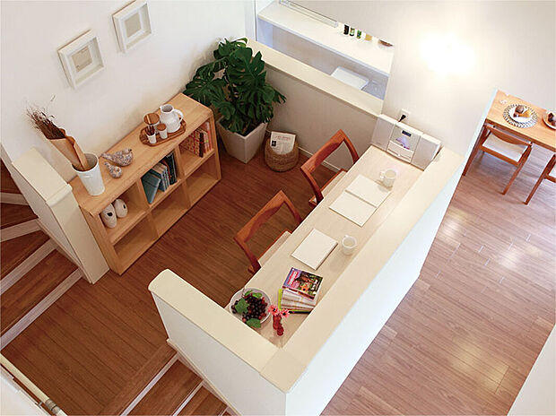 【イメージ図：スキップフロア】ファミリーライブラリーとしても使用できるスキップフロアは家族みんなが自由に使える図書館のような場所。読書や仕事、お子様と一緒に勉強するなど様々な使い方があります（画像はイメージ）。