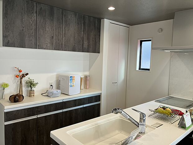 【内観イメージ】他分譲地にて同仕様のモデルハウス（完成物件）ご案内できます♪カップボードは食器や調理家電、食品ストックを収納するキッチン家具です。機能的な「システム収納」として人気です。