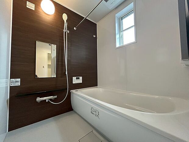 【浴室】【TOTO】カラリ床でお手入れカンタン、お掃除ラクラクです♪表面を炭素の膜で覆ったお掃除ラクラク鏡！簡単なお手入れで水あかをラクに落とせます。浴室暖房乾燥機も完備♪※カラー・デザインは異なります。