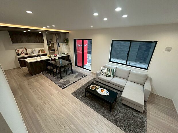 【内観イメージ】他分譲地にて同仕様のモデルハウス（完成物件）ご案内できます♪家族の笑顔が集まる憩いのリビング。開放的でゆったりとくつろぐことができます。マイホームで家族団欒の時間を楽しみませんか。