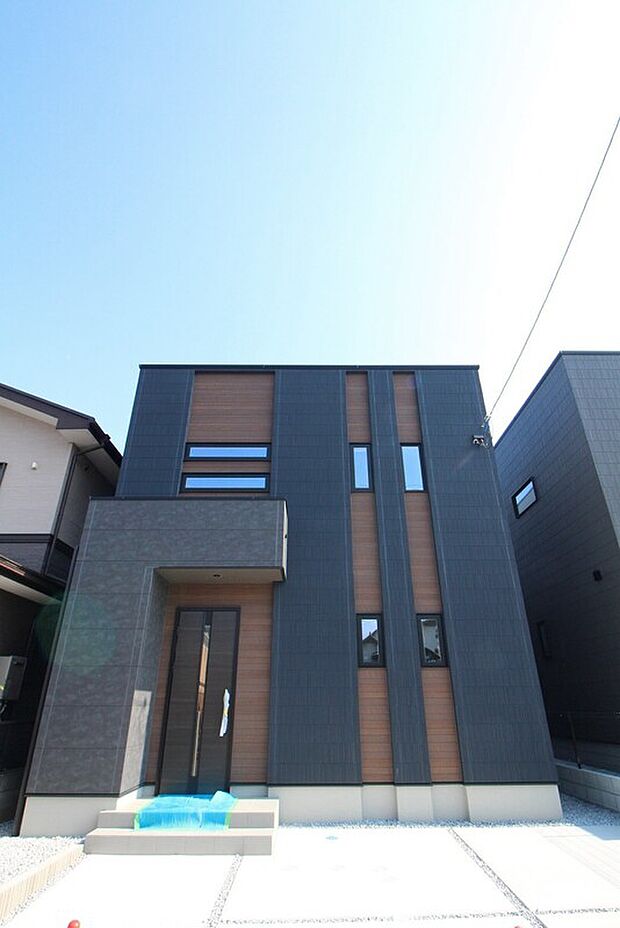 【【2号棟外観】】タマホームのこだわりが詰まった意匠性のあるシンプルモダンなキューブタイプの外観です。注文住宅のタマホームが手掛ける、暮らしを豊かにする設備も充実した分譲住宅です。(2026年5月撮影)