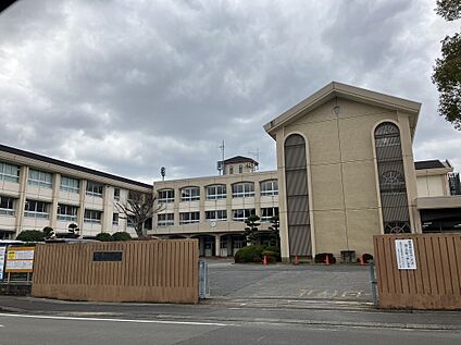 真城中学校 約2000ｍ(徒歩約25分)