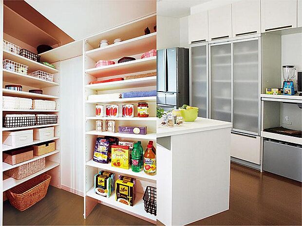 【 パントリー/カップボード】キッチンには大容量のカップボードと食材を整理して収納できる便利なパントリーを設置しました。コーヒーメーカーなどを置いておくカウンターとしても役立ちます。