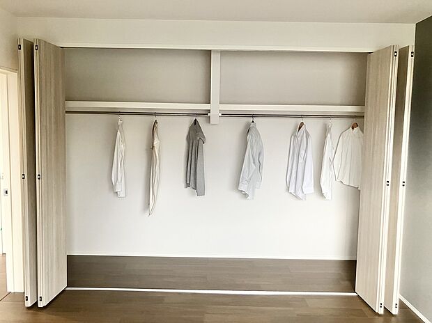 【ウォークインクローゼット】収納効率と使い勝手をいいとこ取りのクローゼット。衣類など収納する場所が決まっているとスッキリ片付くメリットも。日常を気持ちよく過ごす為にも必須のスペースです。（画像はイメージ）