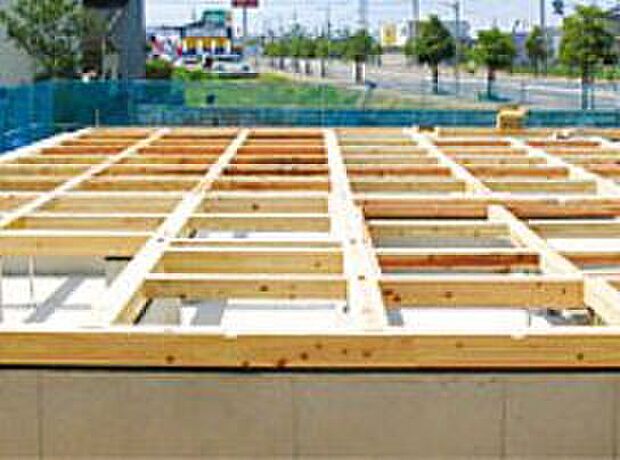 【タマタウン手鎌小西_設備・構造(1)】シロアリを寄せ付けにくい、耐久性に優れたヒノキ土台を採用。また、柱には高品質の集成材を採用。集成材は安定した強度を持ち、耐震性、耐久性に高い強い家を生み出します。