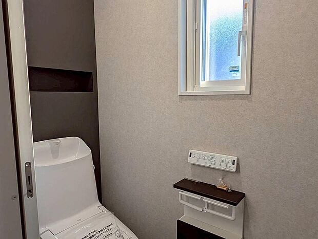 【1階トイレ】大きな手洗いボウルと新フチなし形状で、より使いやすく清潔なトイレ空間に。
