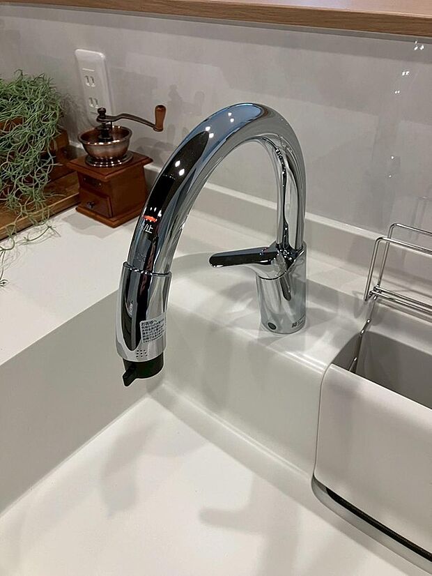 【タッチレス水栓】キッチンにはタッチレス水栓を採用。
手を汚さずに流すことができます♪（イメージ画像）