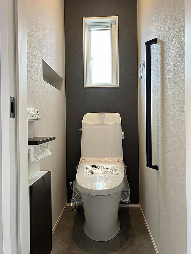 【トイレ】トイレにはアクセントクロスに収納がつきます