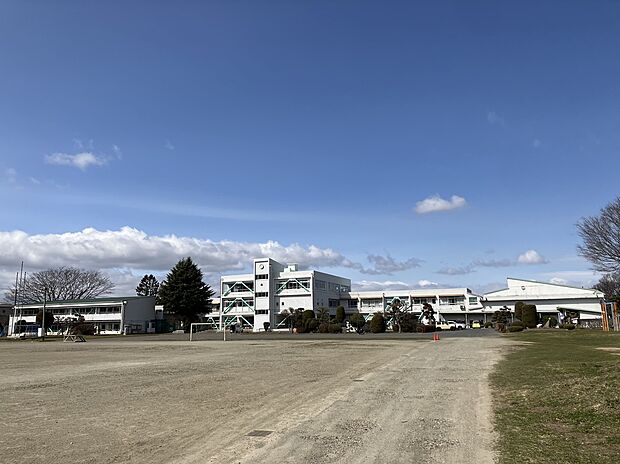 黒沢尻西小学校（約1,600m）