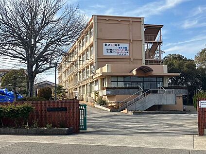 岩岡中学校　 550ｍ(徒歩約7分)