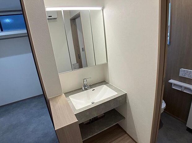 【2号地洗面所】造作風の洗面台が空間のアクセントに。脱衣室と分離した間取りで、入浴中でも気兼ねなく使いやすく、家族それぞれの身支度もスムーズです。(2026年9月撮影)
