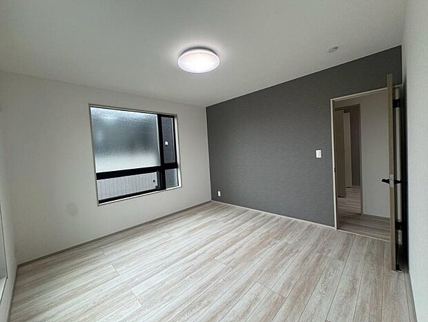 【【子ども部屋/2号地】】5.2帖の広さは子ども部屋としてぴったりです。二面採光の明るいお部屋です。男女問わずに好まれる落ち着いたブラウンのアクセントクロスを採用しました。※2026年10月撮影