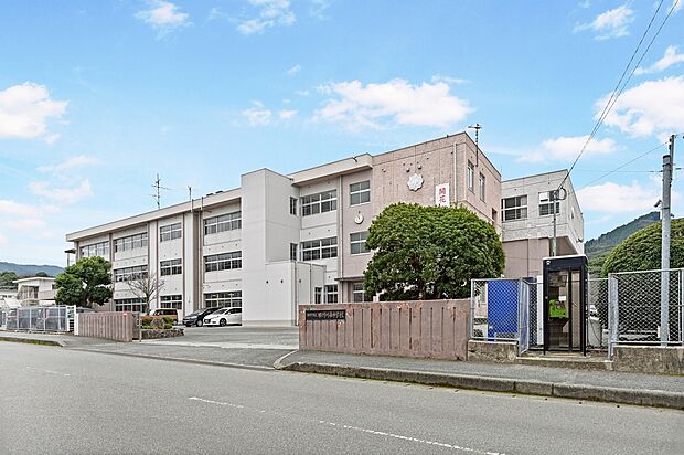 那珂川市立那珂川南中学校（約1,240m）