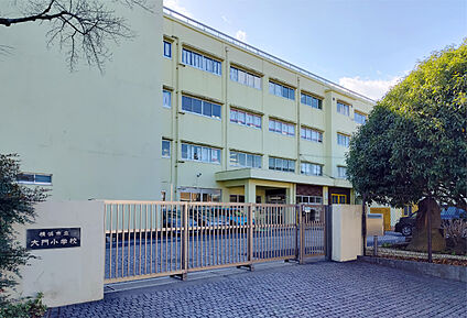 横浜市立大門小学校 現地から660m～680m。(徒歩9分。(最長))