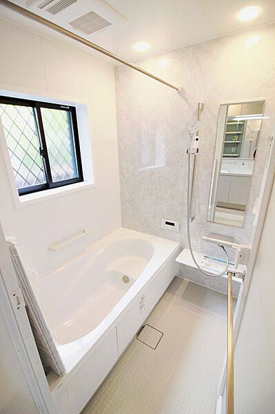 １坪浴室　浴室暖房乾燥機、半身浴槽、鏡面壁付