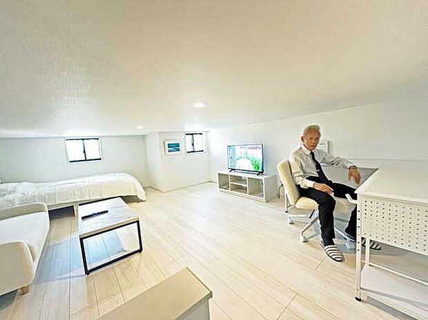 約11帖中3階寝室兼書斎(天井高1m40)
エアコン、パソコンデスク、40インチテレビ付TVボード、シングルベッド一式、ソファー、窓付の多目的に使える快適な空間です。