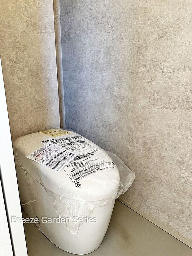 【施工例プラン:トイレ(本物件の建物とは異なります)】上品でスタイリッシュな壁紙のトイレ