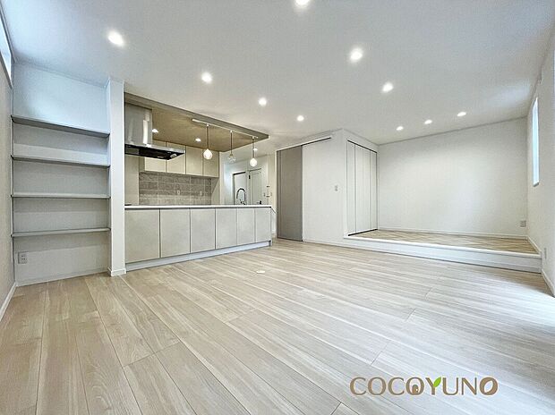 【リビング】当社施工例:光を取り込む2階リビング。明るさと心地よさを叶えた設計。