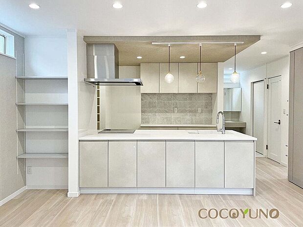 【キッチン】当社施工例:上部折り下げ天井がアクセントでお洒落なオープンキッチン。