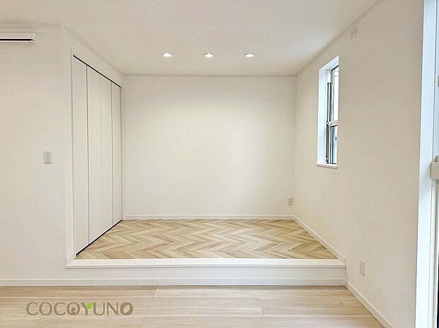 【小上がり】当社施工例:小上がりをヘリンボーン調で仕上げ、リビングにアクセントをプラス。