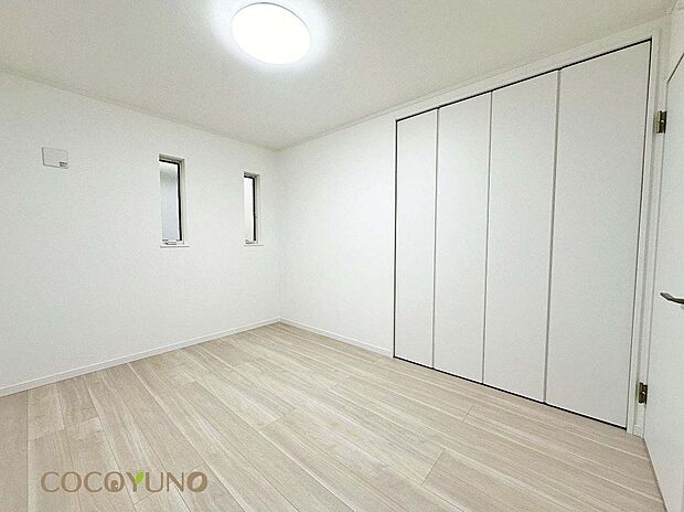 【洋室】当社施工例：柔らかな木目のフローリングが心地よい洋室。