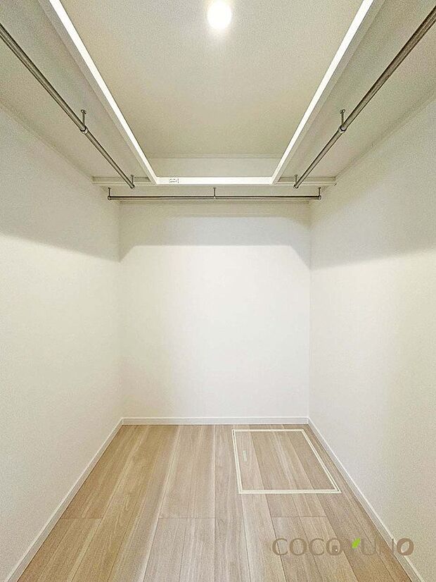 【収納】当社施工例：衣類や季節物をすっきり収納できるウォークインクローゼット。