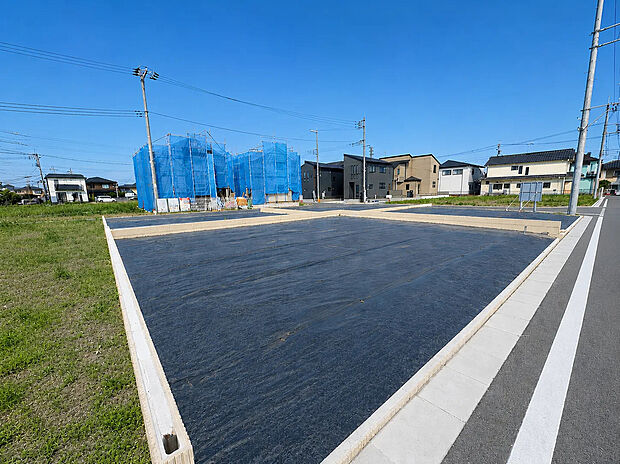 現地（2026年7月）撮影
A区画（販売中）現地土地写真
西側道路：幅員約６ｍ
西側に道路があることで、視界が開け、開放感が生まれます！風の通り道が確保され、自然の風を取り込みやすくなります！