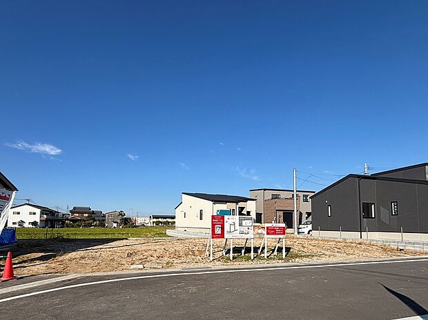 【１１号地】南側から撮影　現地に建つと実際の光の入り方がよくわかります。日当たりや周りの建物の状況をぜひ現地でご確認ください！