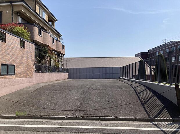 ゆとりの130m2超の敷地は、間口7.9mと開放感も抜群。明るい陽光が降り注ぎ、心地よい風が吹き抜けます。ご夫婦それぞれのお車も安心の2台駐車可能(車種による)